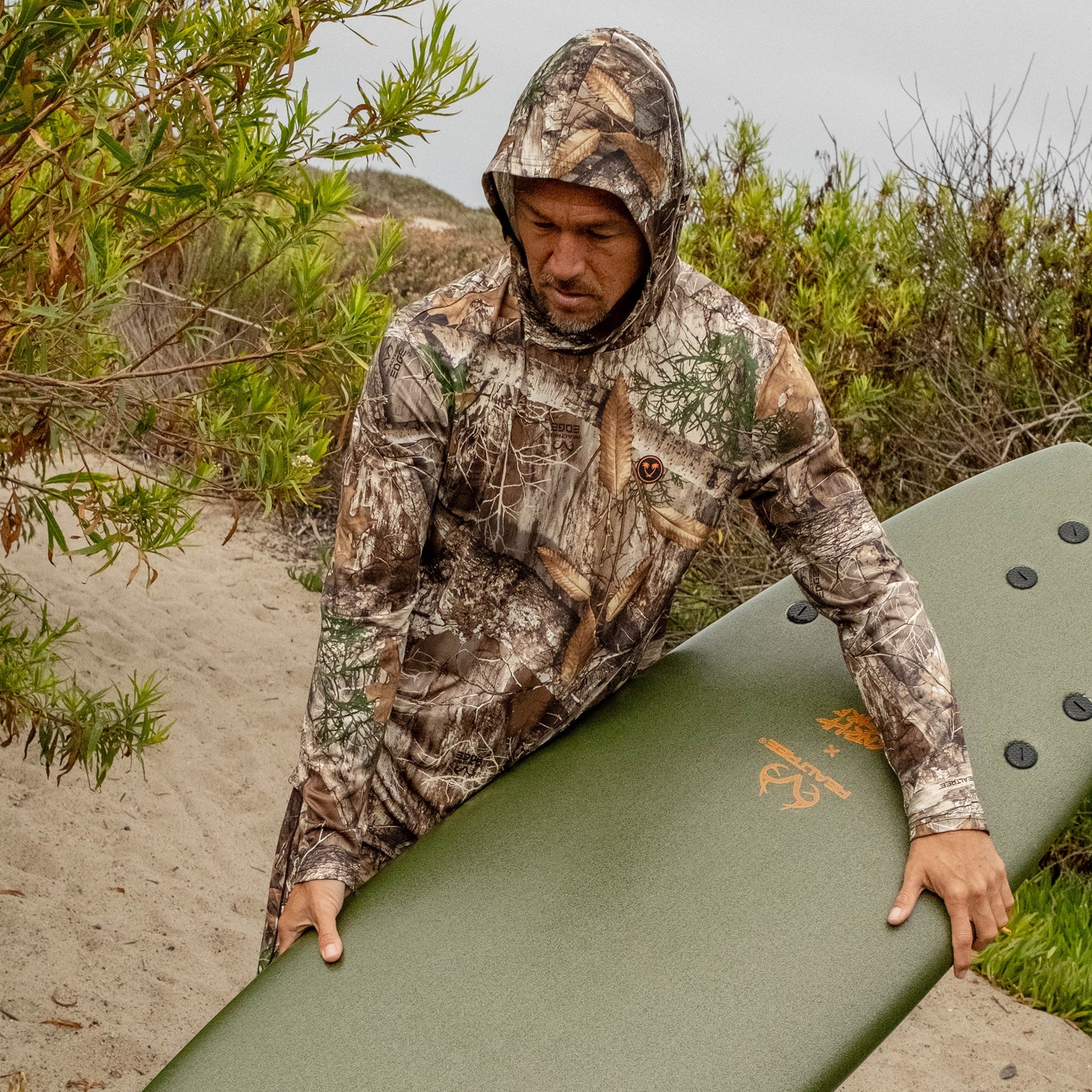 Realtree Catch Surf Hooded Long Sleeve Camo Rash Guard - Realtree EDGE