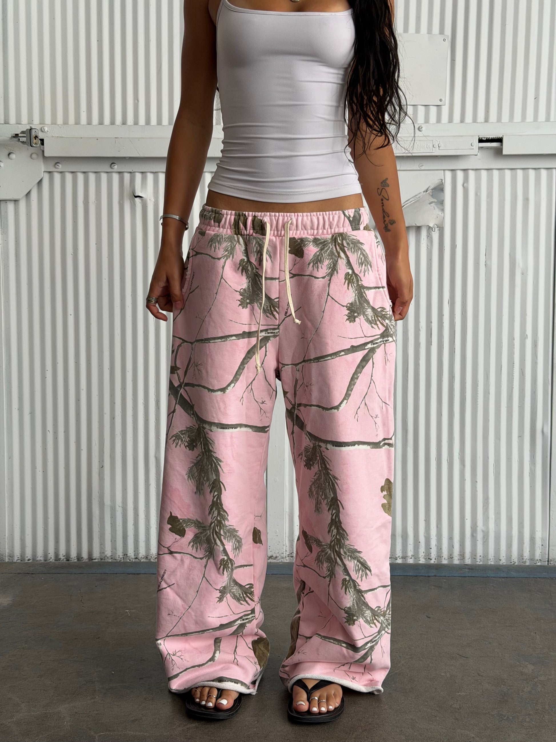 Realtree Aged Ivy Unisex Pink Camo Sweats - Realtree APX